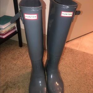 Size 8. GREY Hunter boots. Worn 3 times!